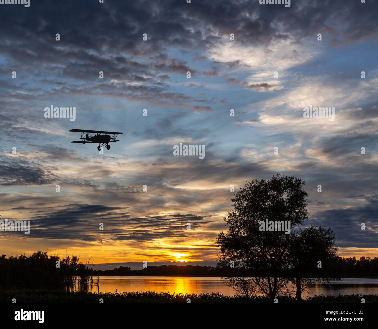 Plane flying into the sun hi-res stock photography and images - Alamy