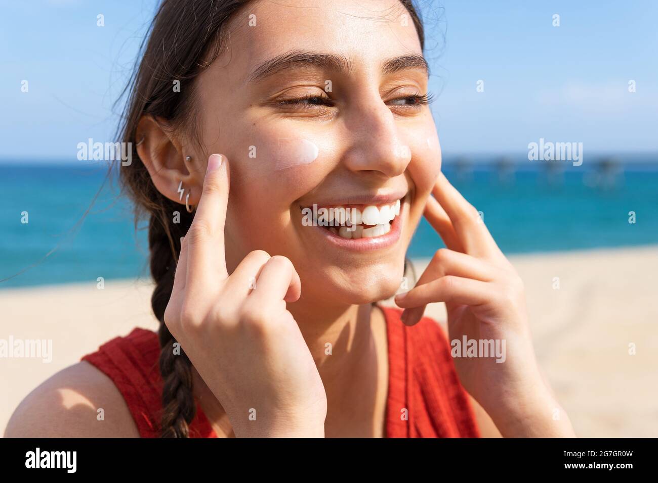 Applying suntan lotion hi res stock photography and images Alamy