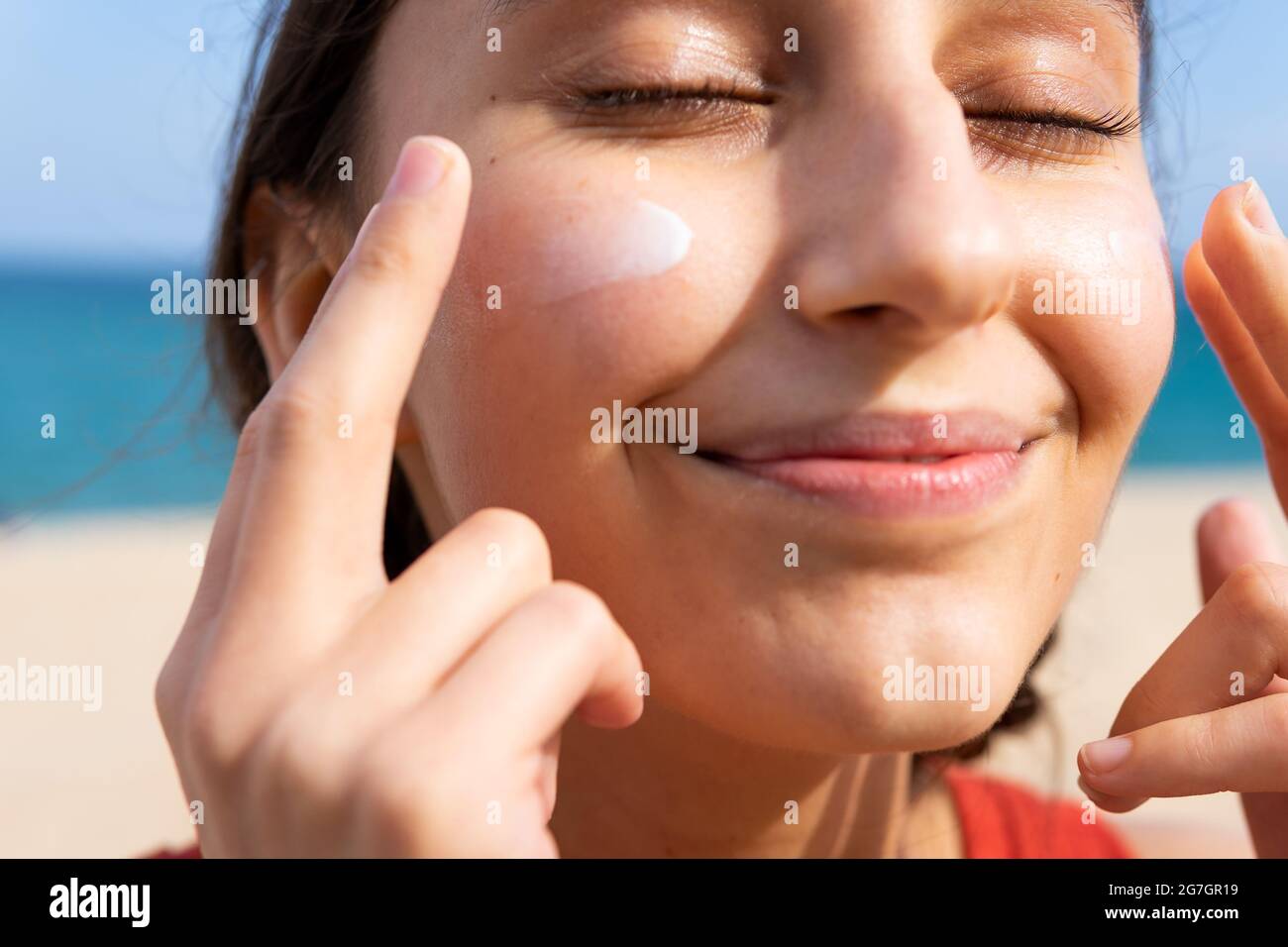 Applying suntan lotion hires stock photography and images Alamy