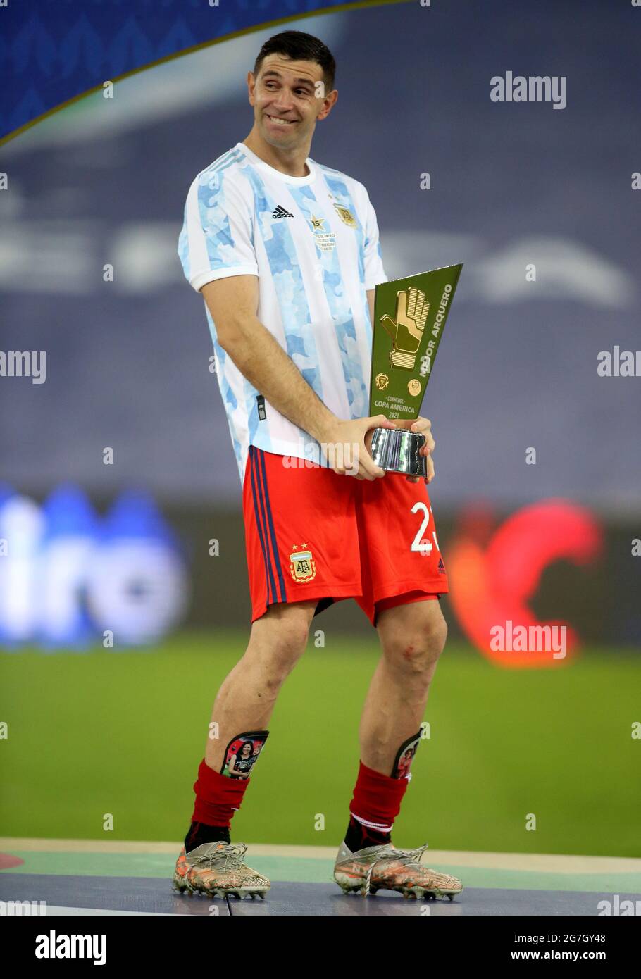 Emiliano martinez trophy argentina hires stock photography and images