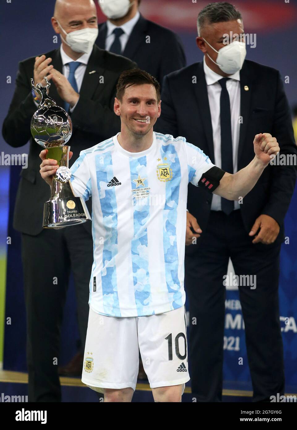 Lionel Messi: Siêu sao bóng đá người Argentina được nâng cao cúp vô địch Copa America 2021 tại sân Maracana, Brazil. Hãy cùng đón xem khoảnh khắc hạnh phúc này qua tranh ảnh đầy cảm xúc.