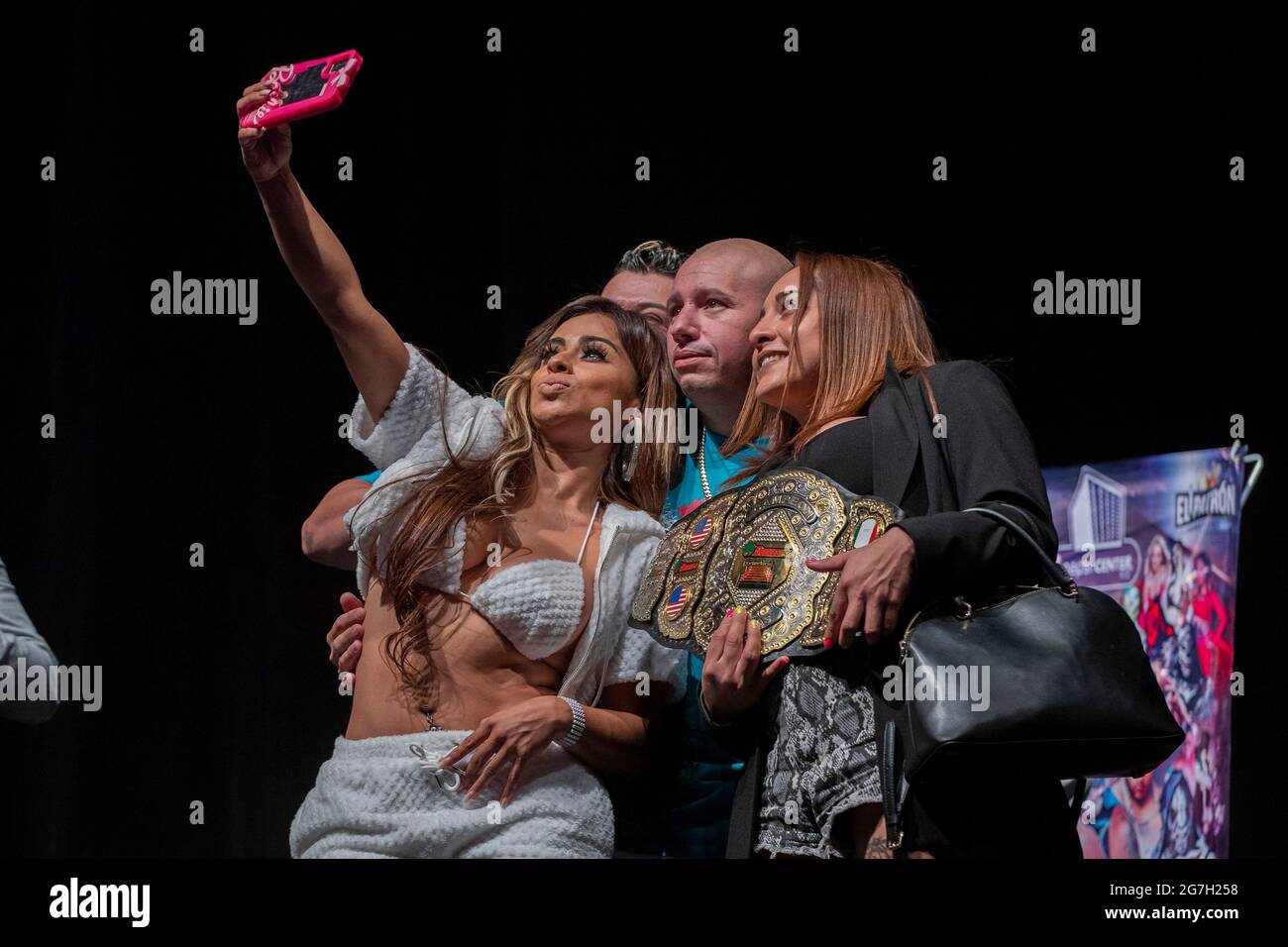 MEXICO CITY, MEXICO - JULY 13: Wrestlers Reina de Chocolate and  Diosa Quetzal take a selfie with Fernando Robles during a press conference to promote 'Made in Mexico' wrestling event by Robles Patron Promotions, with the participation of international wrestlers and legends at the Pepsi Center on July 13, 2021 in Mexico City, Mexico. (Photo by Eyepix/Sipa USA) Stock Photo