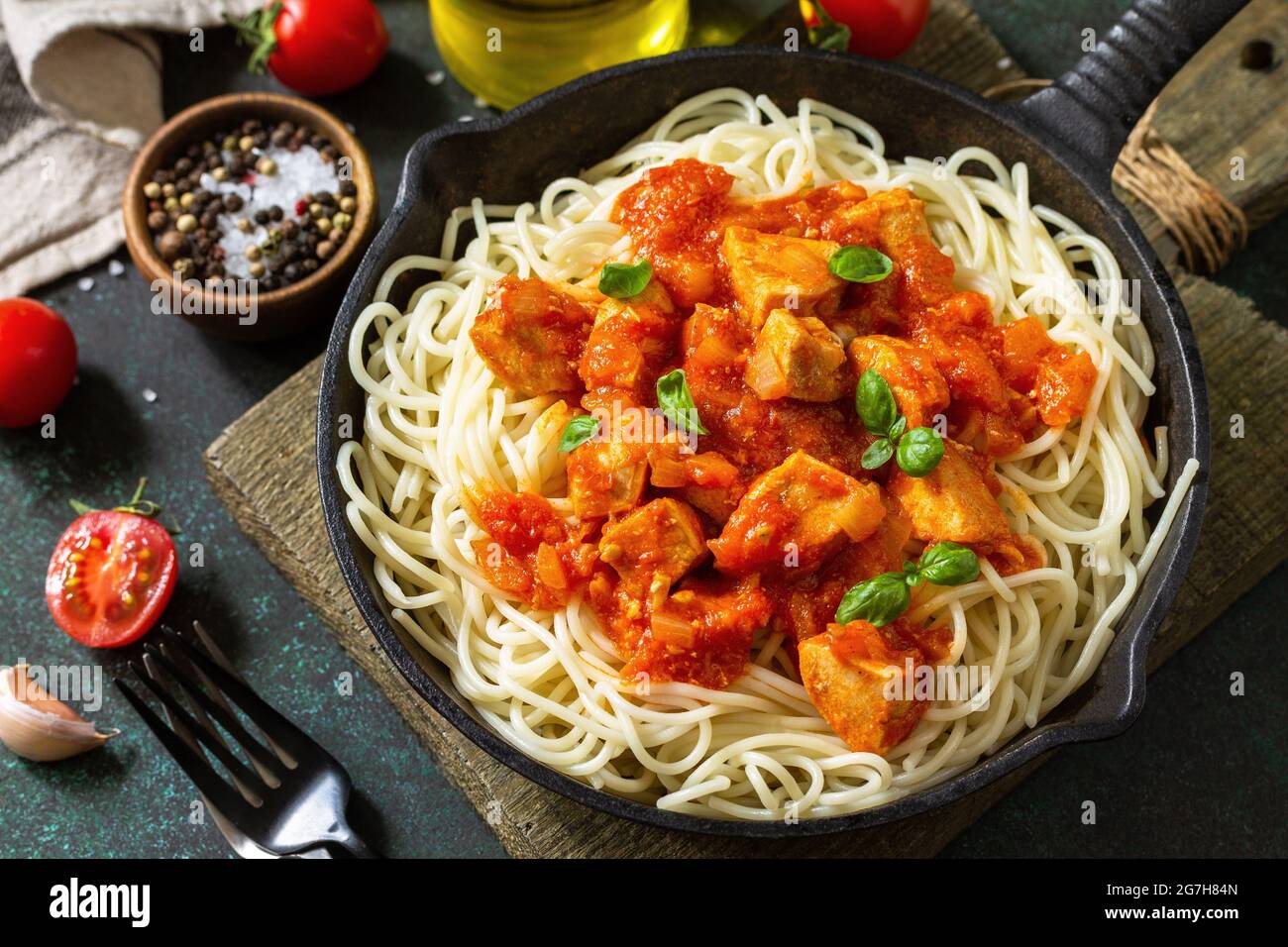 Healthy food, Italian pasta. Spaghetti with chicken and vegetables in  tomato sauce in a cast iron skillet on a stone countertop Stock Photo -  Alamy