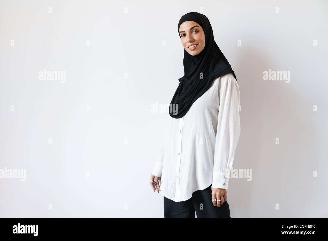 Smiling muslim woman in hijab hi-res stock photography and images - Alamy