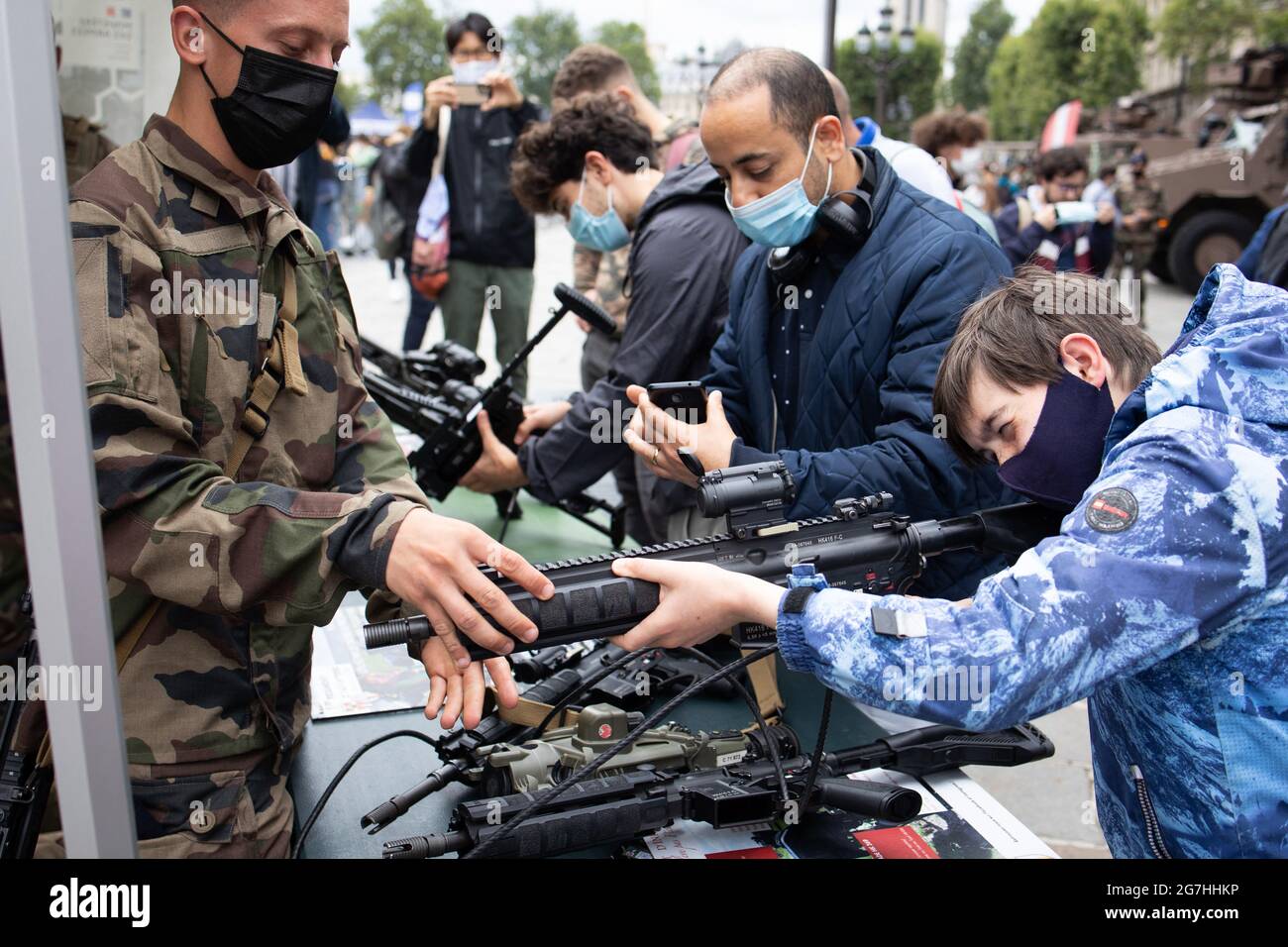 Parisians try out military weapons during a recruitment campaign 