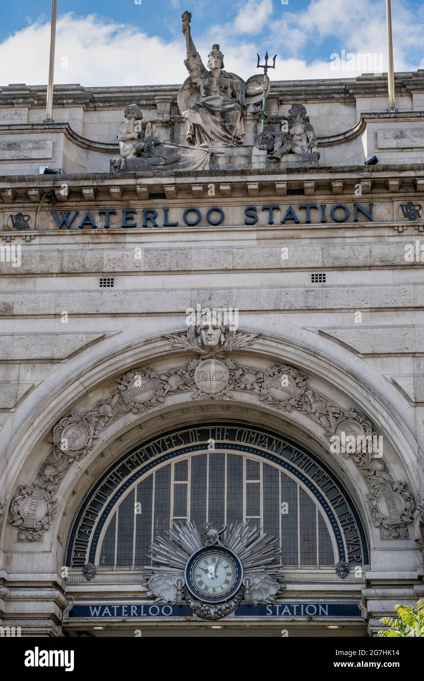 The 1922 Victory Arch, the main entrance to Waterloo Station, commemorates 585 London and South Western Railway employees who died in WWI Stock Photo