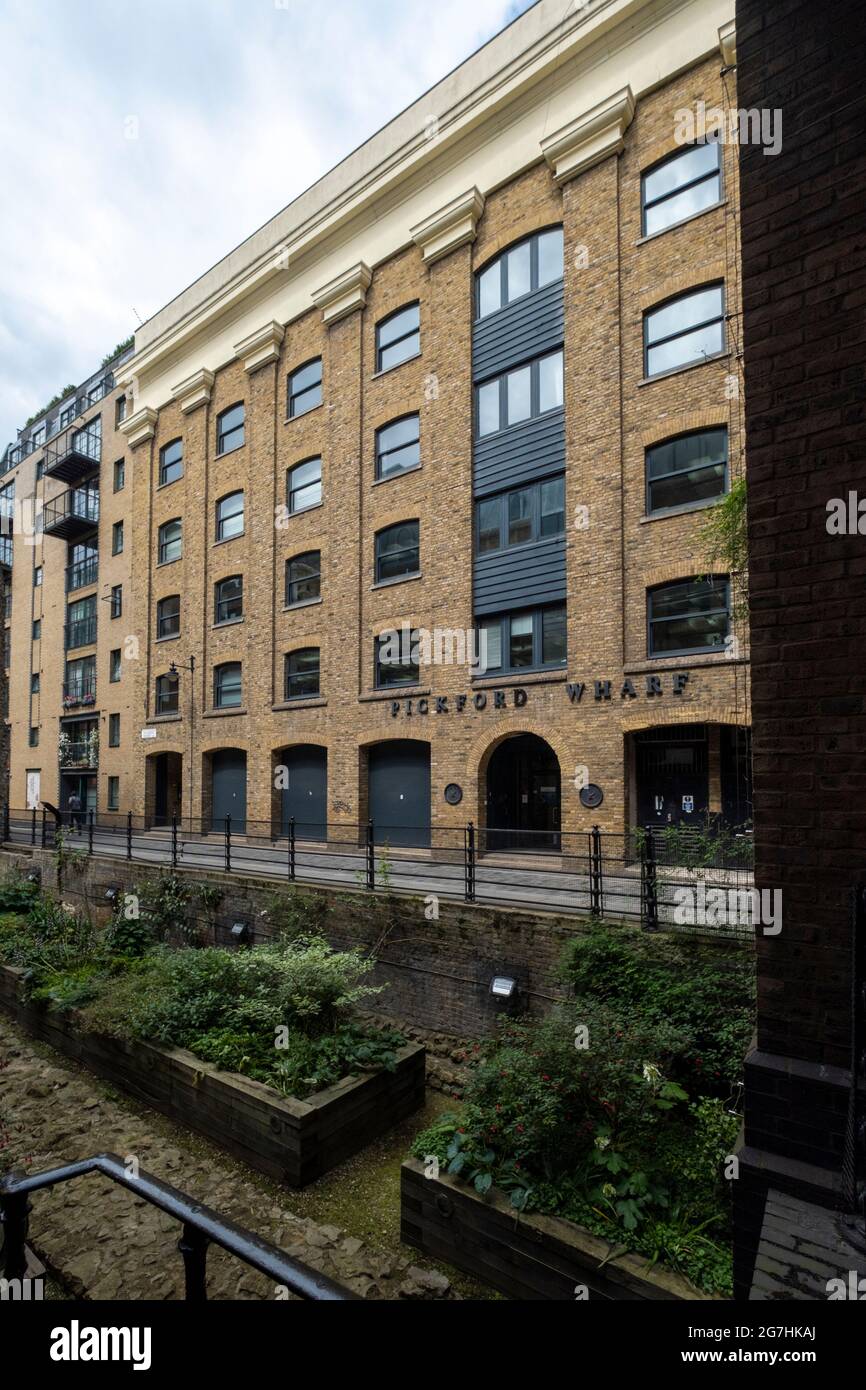 Pickfords Wharf, a renovated Port of London warehouse named after the removals company which once operated from the premises, now apartments Stock Photo