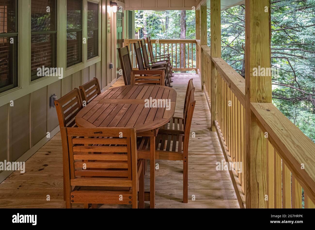 Vogel State Park hillside cottage with deck rockers, outdoor dining table, and chairs, in the Blue Ridge Mountains near Blairsville, Georgia. (USA) Stock Photo