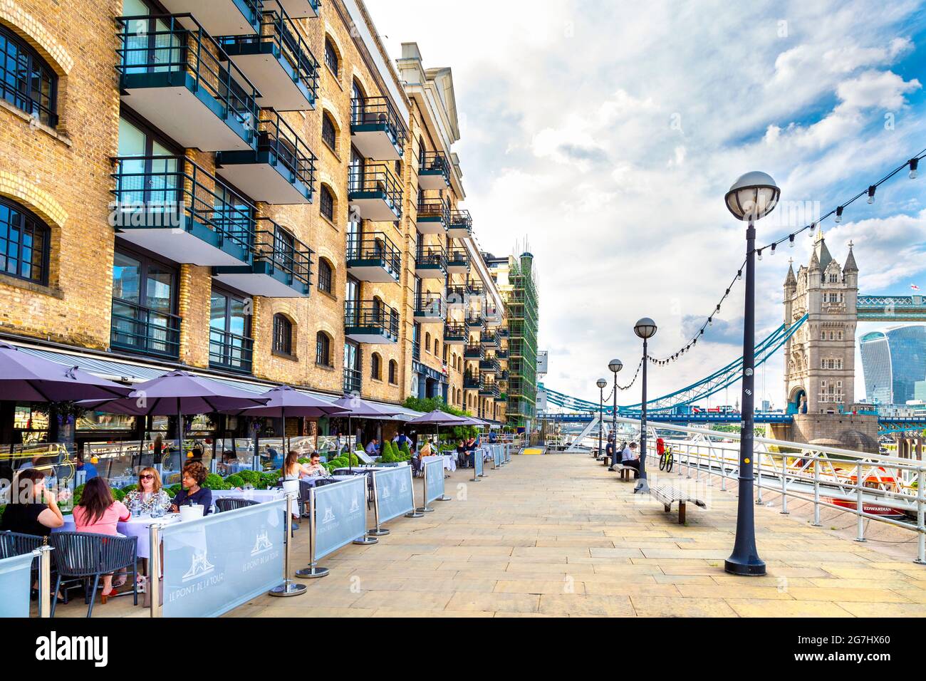 Riverside promenade and restaurants with al fresco seating along Butler's Wharf, Shad Thames, London, UK Stock Photo