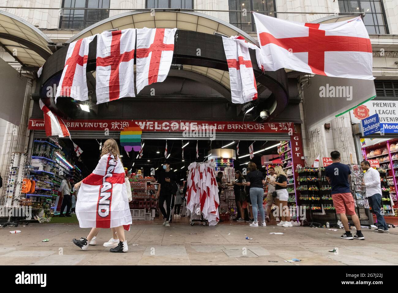English football fans in front of a souvenir shop before the England vs Italy Euro 2020 final, London, 11 July 2021 Stock Photo