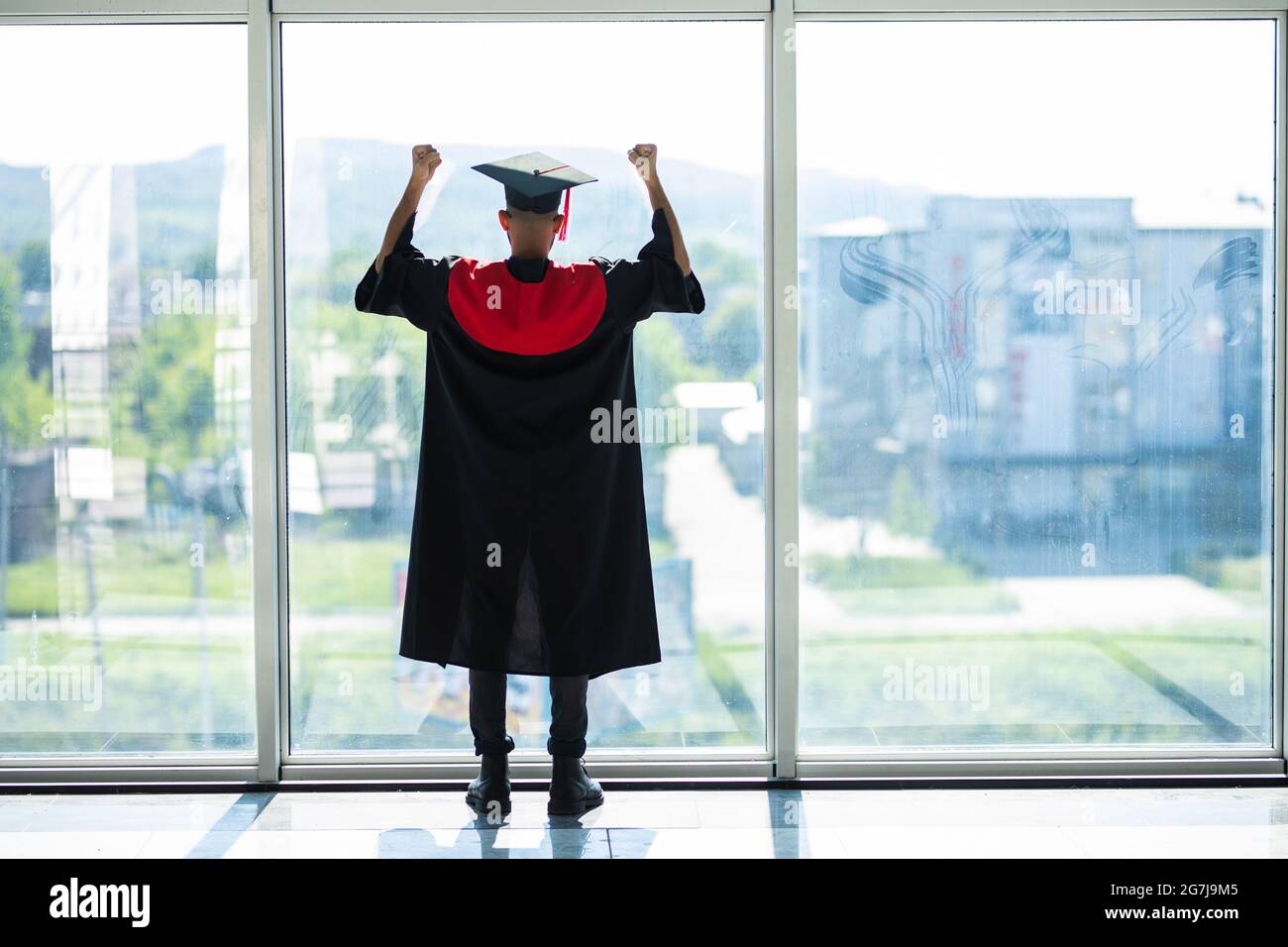 Man wearing graduation cap hi-res stock photography and images - Alamy