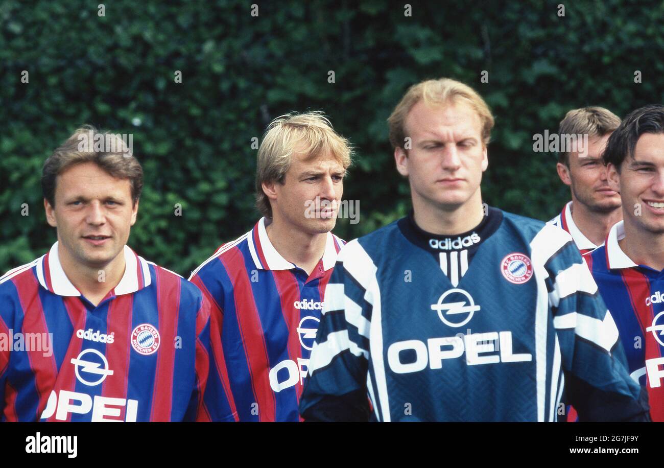 firo Fuvuball, football, 1st Bundesliga, season 1996/1997, archive photo,  96/97 archive images, FC Bayern Mvºnchen, photo session, 1996 Jvºrgen  Klinsmann, half figure, Thomas Helmer Stock Photo - Alamy