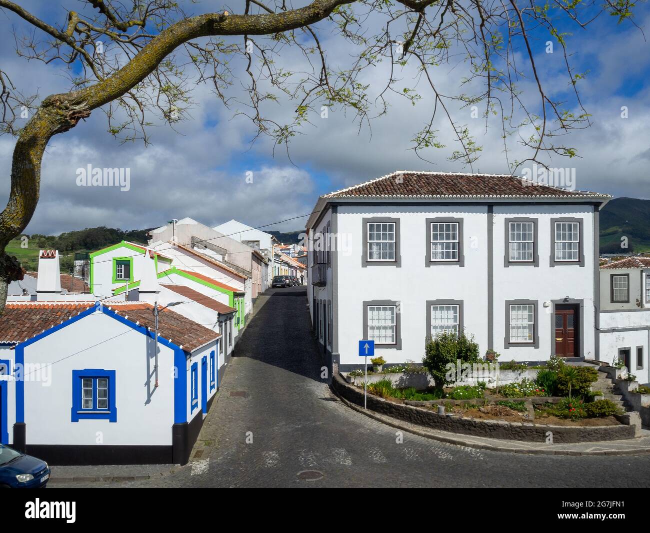 Angra do heroísmo white building hi-res stock photography and images ...
