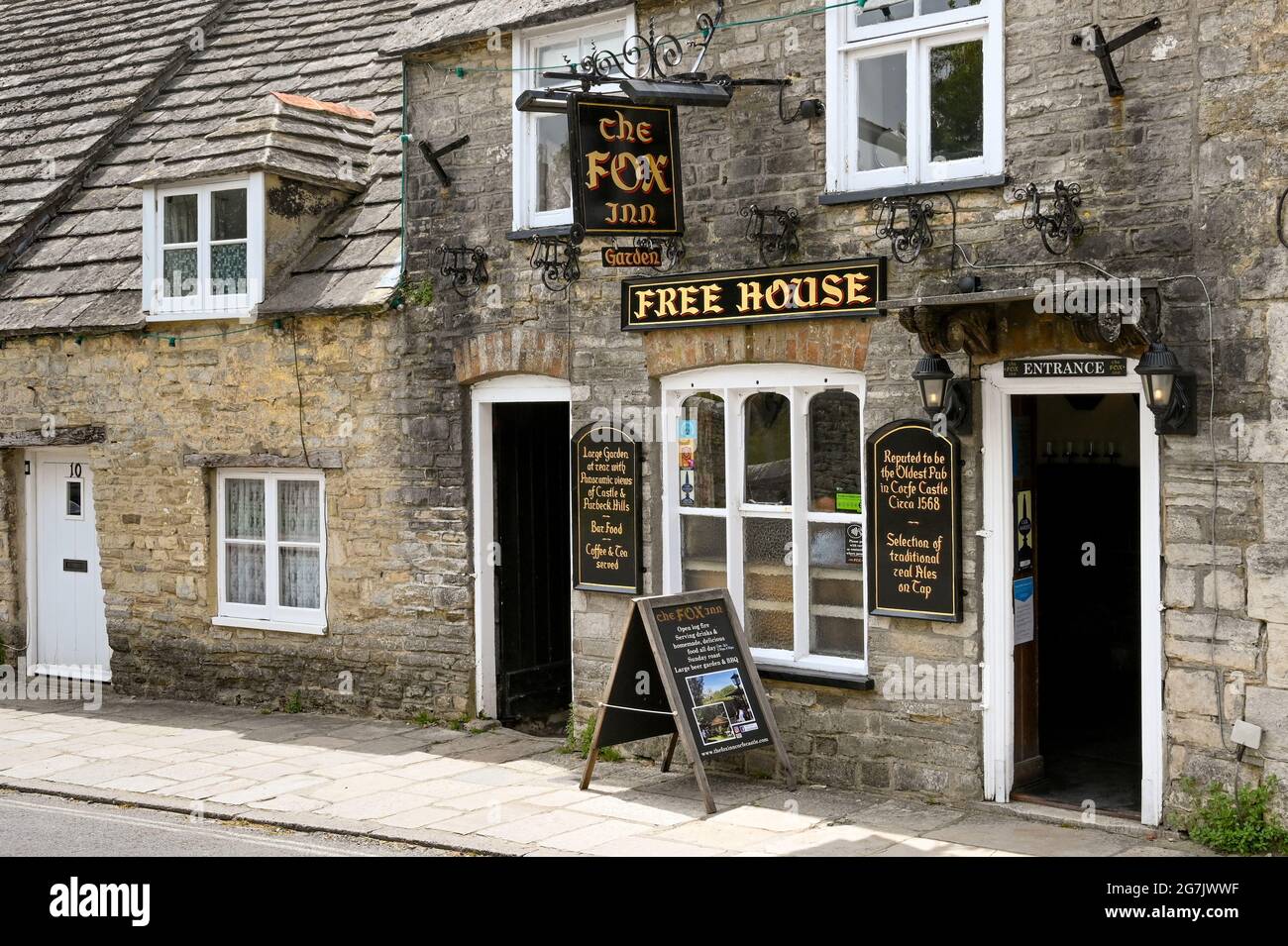 Corfe Castle, Dorset, England - June 2021: Entrance to The Fox Inn, a small traditional pub in one of the streets of the village of Corfe Castle.. Stock Photo