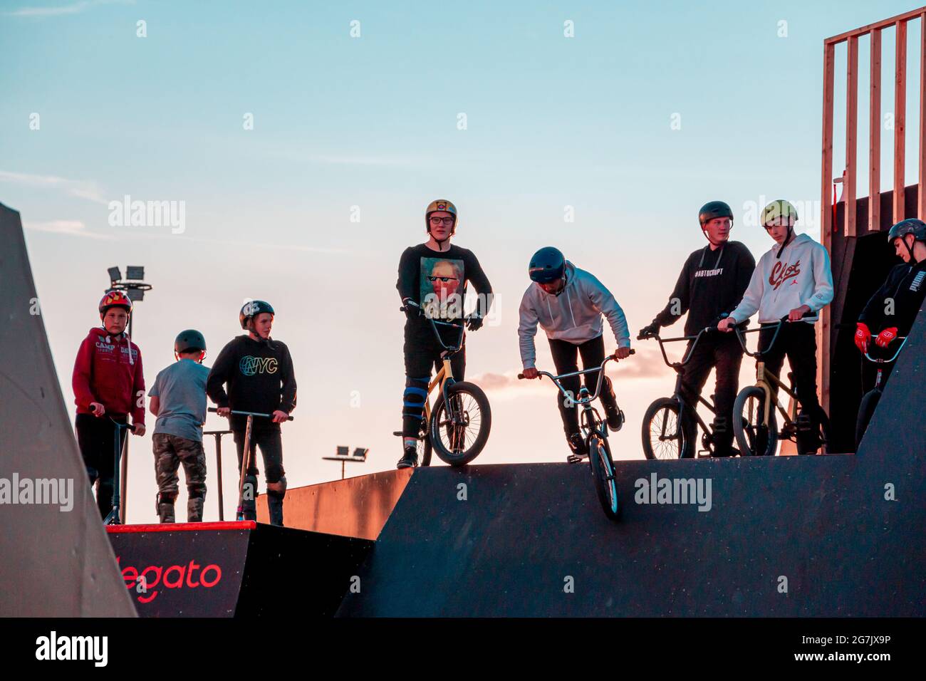 Group of bike riders hi-res stock photography and images - Alamy