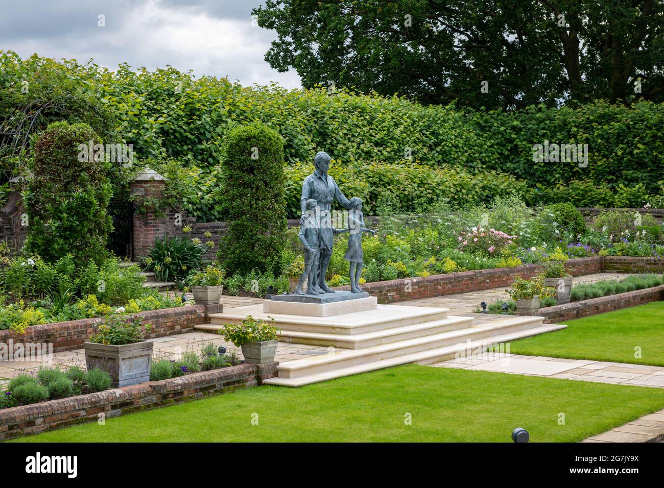 London. UK- 07.11. 2021. The statue of Princess Diana with children in Princess Diana Memorial Garden. Stock Photo