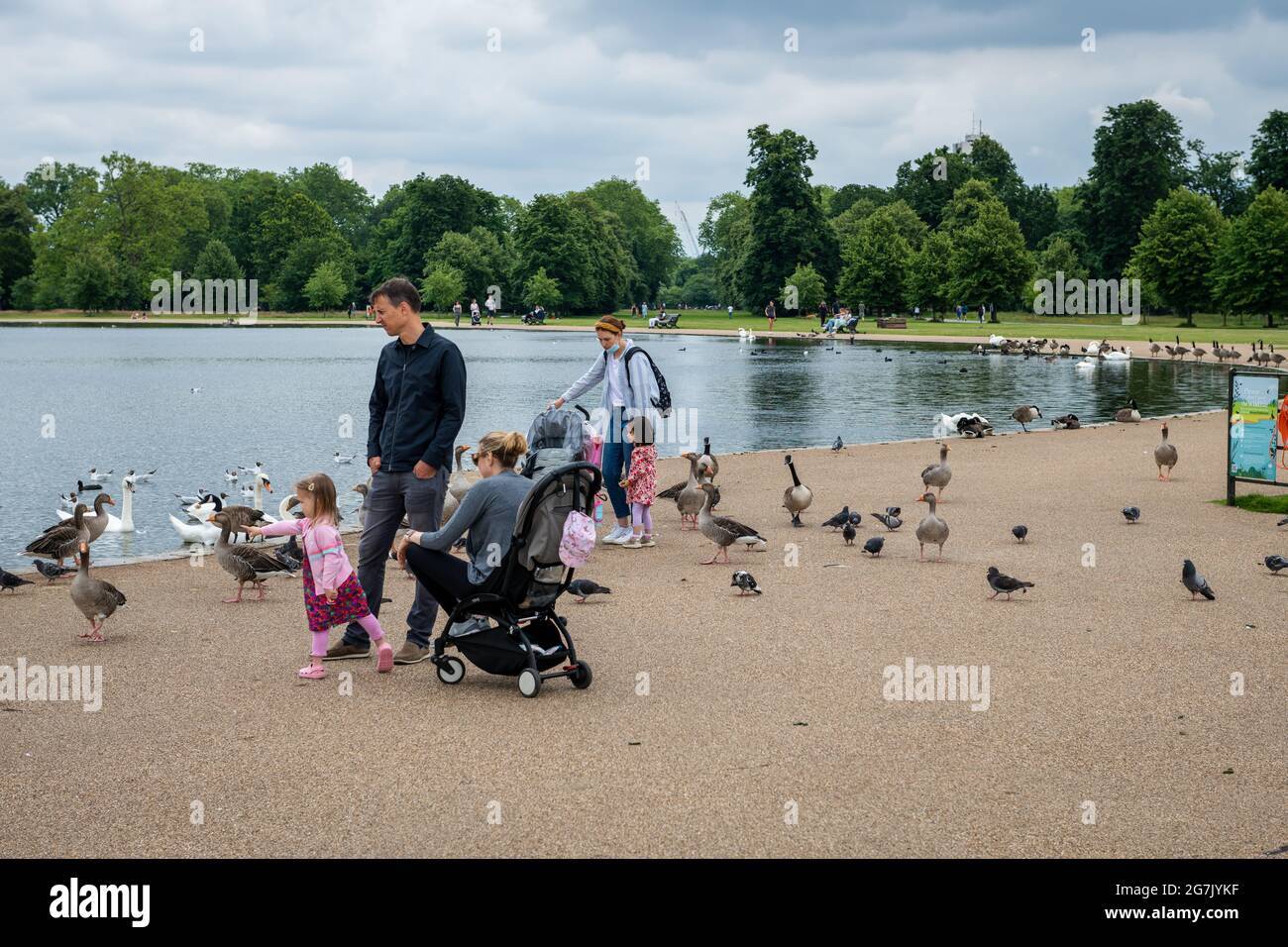London. UK- 07.11.2021. The  Round Pond in Kensington Gardens with visitors enjoying a day out. Stock Photo