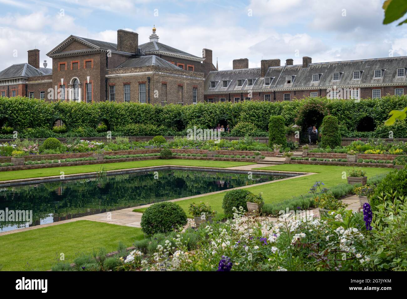 London. UK- 07.11.2021. A view of the Princess Diana Memorial Garden with Kensington Palace in the background. Stock Photo