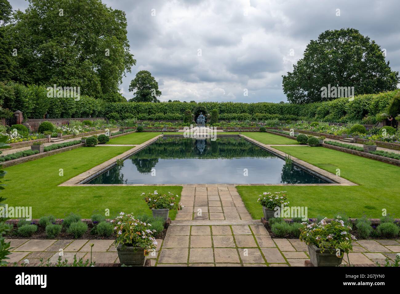 London. UK- 07.11.2021. A general view of the Princess Diana Memorial Garden showing the pond and statue. Stock Photo