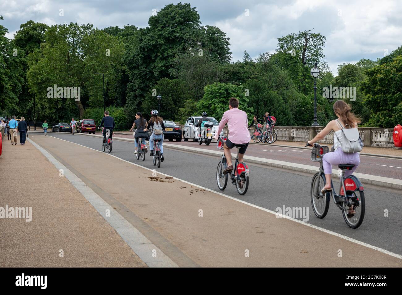 London. UK- 07.11.2021. Visitors and tourists sightseeing on bicycles in Hyde Park. Stock Photo