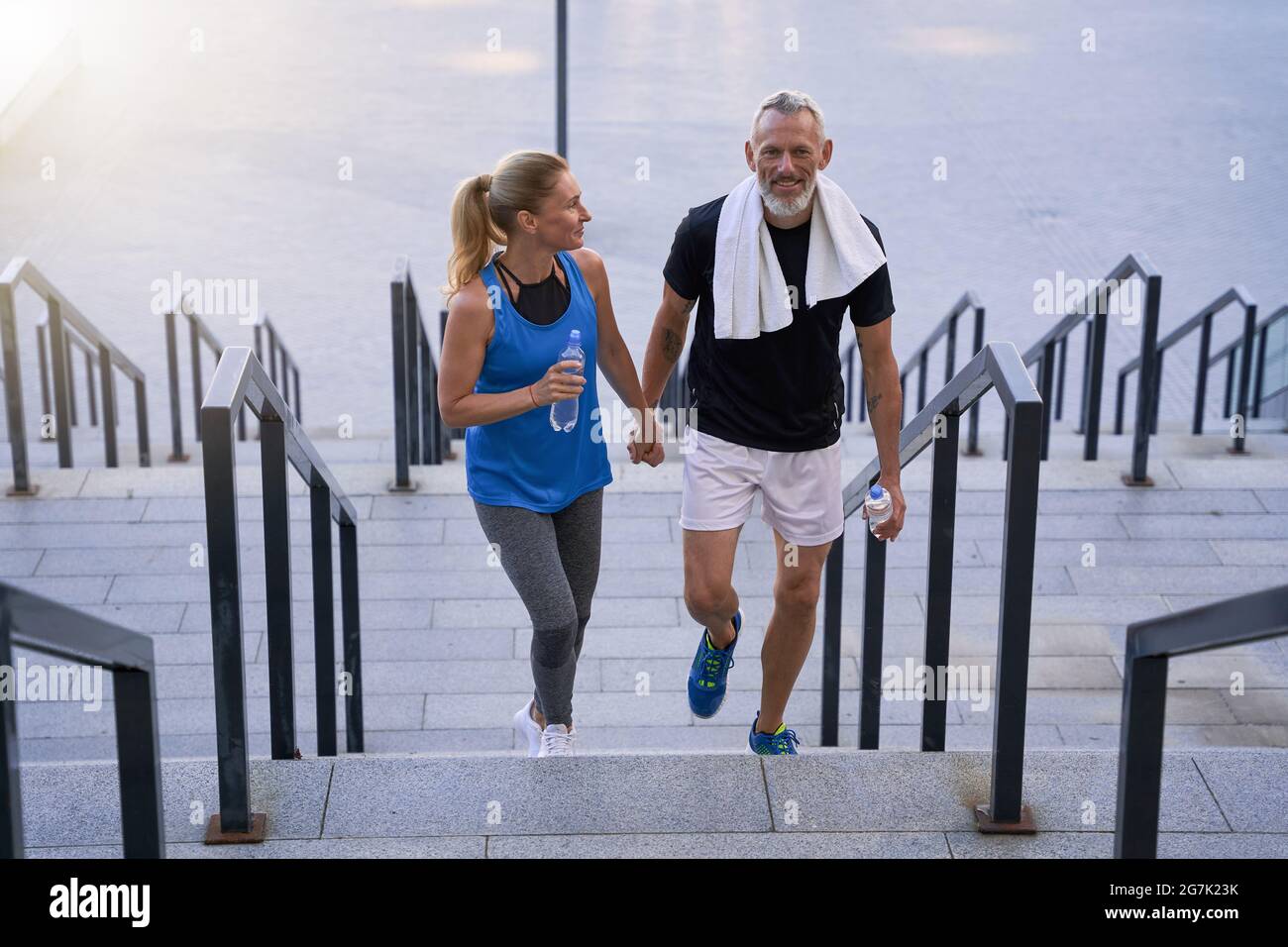 Jogging holding hands man woman hi-res stock photography and images - Alamy