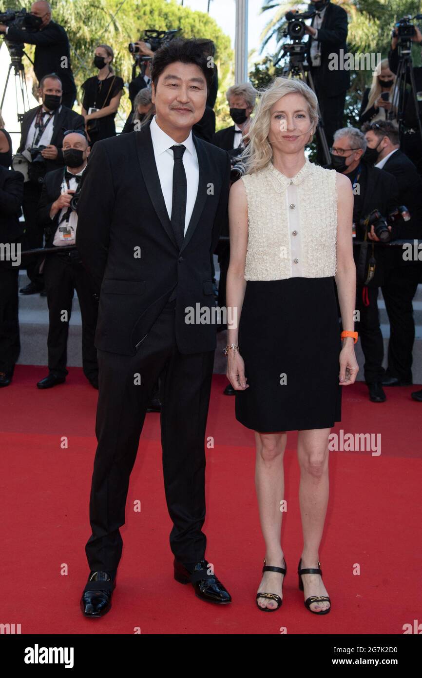Cannes 14th July 21 Jessica Hausner Song Kang Ho Attending The Story Of My Wife Photocall As Part Of The 74th Cannes International Film Festival In Cannes France On July 14 21 Photo