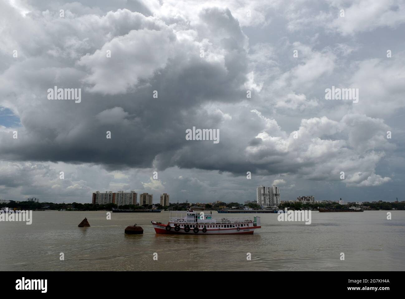 Kolkata, West Bengal, India. 14th July, 2021. Dense clouds form over the river Ganges in Kolkata, India. Credit: Indranil Aditya/ZUMA Wire/Alamy Live News Stock Photo