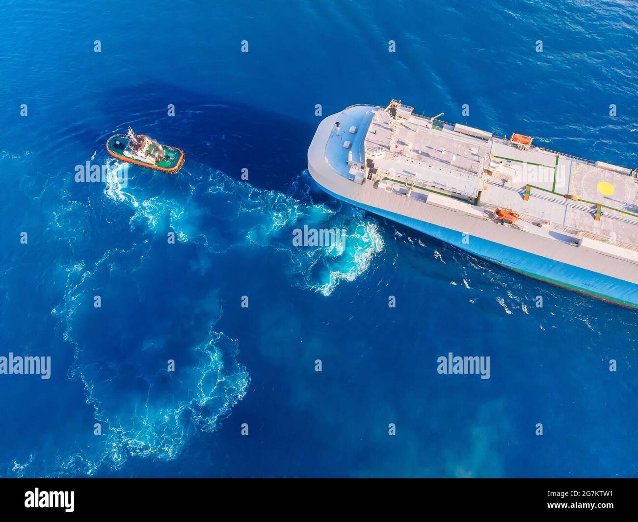 Tug boat towing large ship hi-res stock photography and images - Alamy