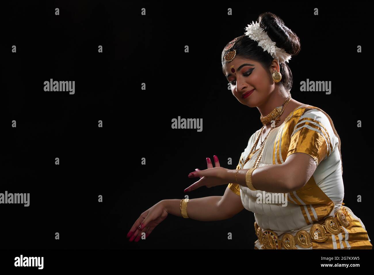 Mohiniattam dancer in Ardhachandra mudra Stock Photo