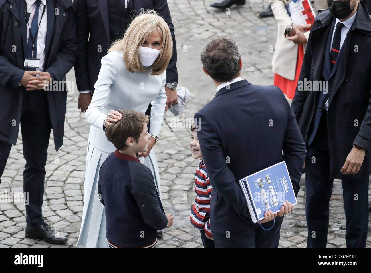 La première dame, Brigitte Macron et Adrien Taquet, Secrétaire d'État en  charge de l'Enfance et des Familles auprès du ministre des Solidarités et  de la Sant assistent au défilé militaire du Jour