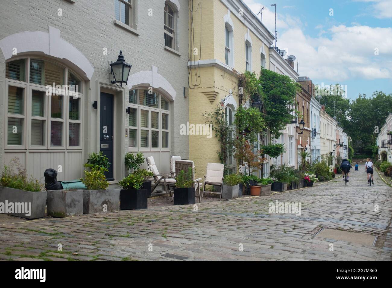 Ennismore Gardens Mews London Stock Photo Alamy
