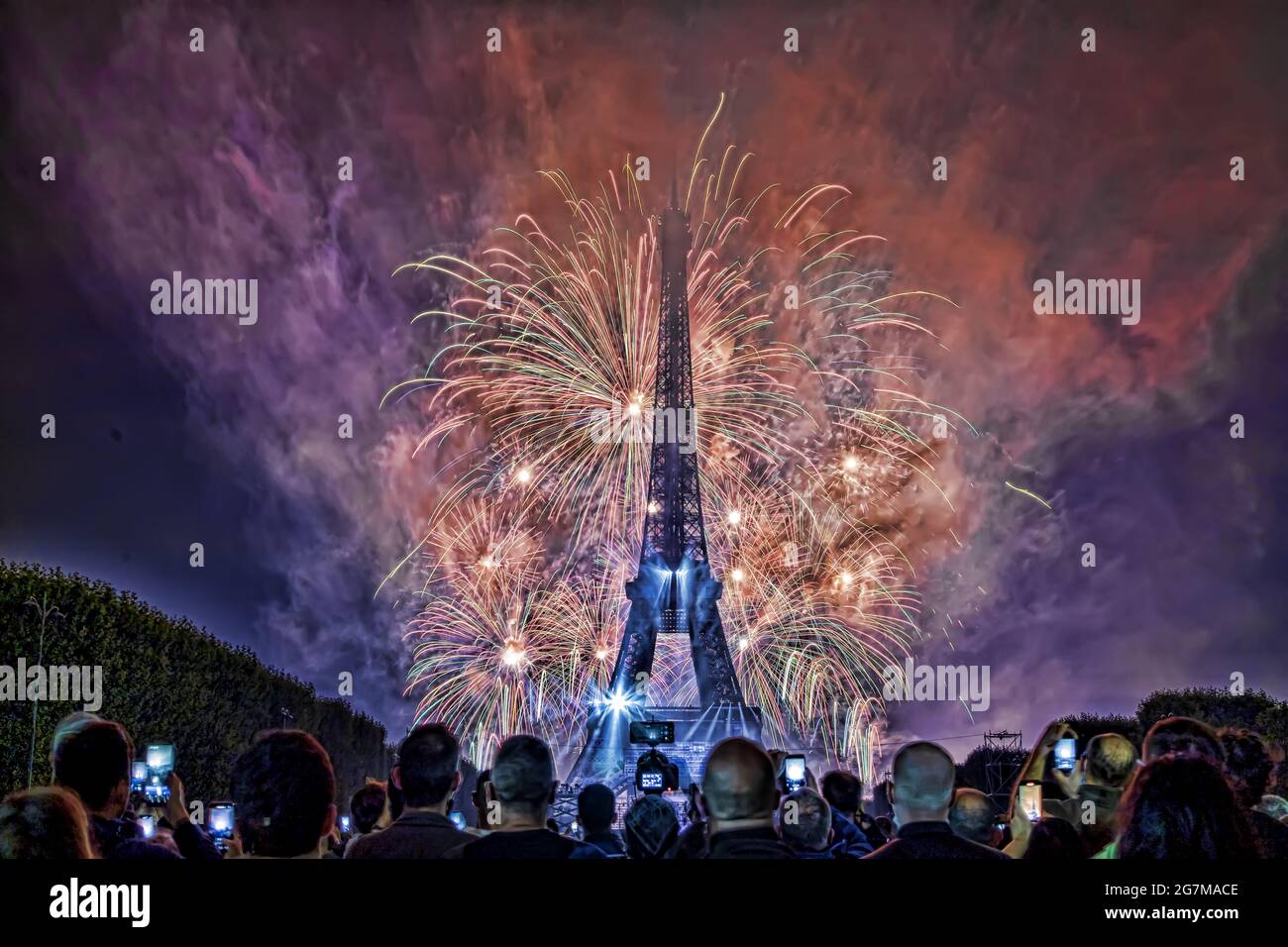 Paris, France. 14th July, 2021. Night scene of fireworks at Eiffel Tower in Paris as part of France's annual Bastille Day celebrations Stock Photo