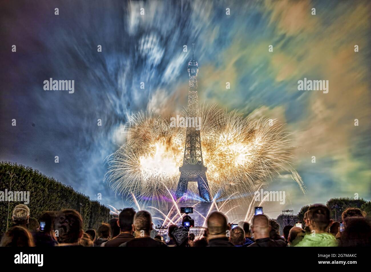 Paris, France. 14th July, 2021. Night scene of fireworks at Eiffel Tower in Paris as part of France's annual Bastille Day celebrations Stock Photo