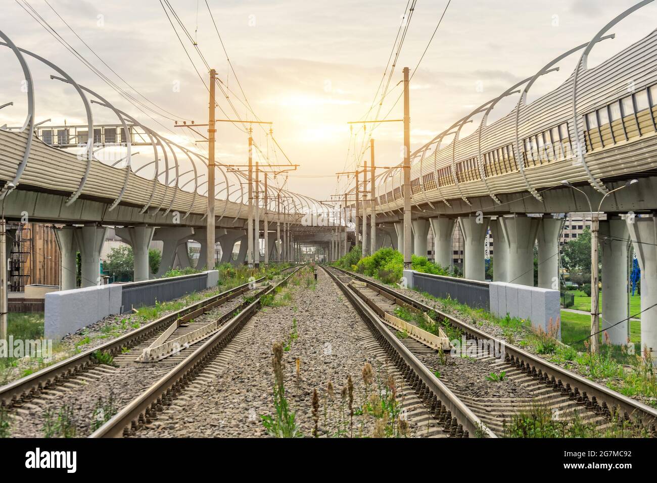 Bridges over the railroad tracks hi-res stock photography and images ...