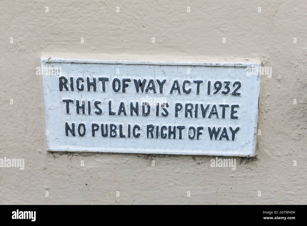 A sign on a wall saying 'Right of way Act 1932 This land is private no public right of way', England, UK Stock Photo