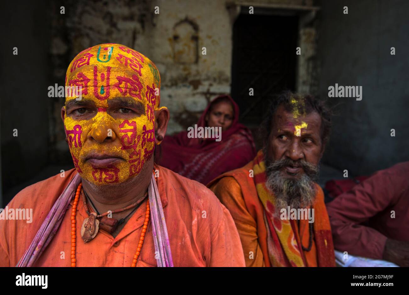 Devotees gather at the Krishna Temple of Shriji, during Lathmar Holi. Men from Barsana raid the town whilst being assaulted with coloured water spray Stock Photo