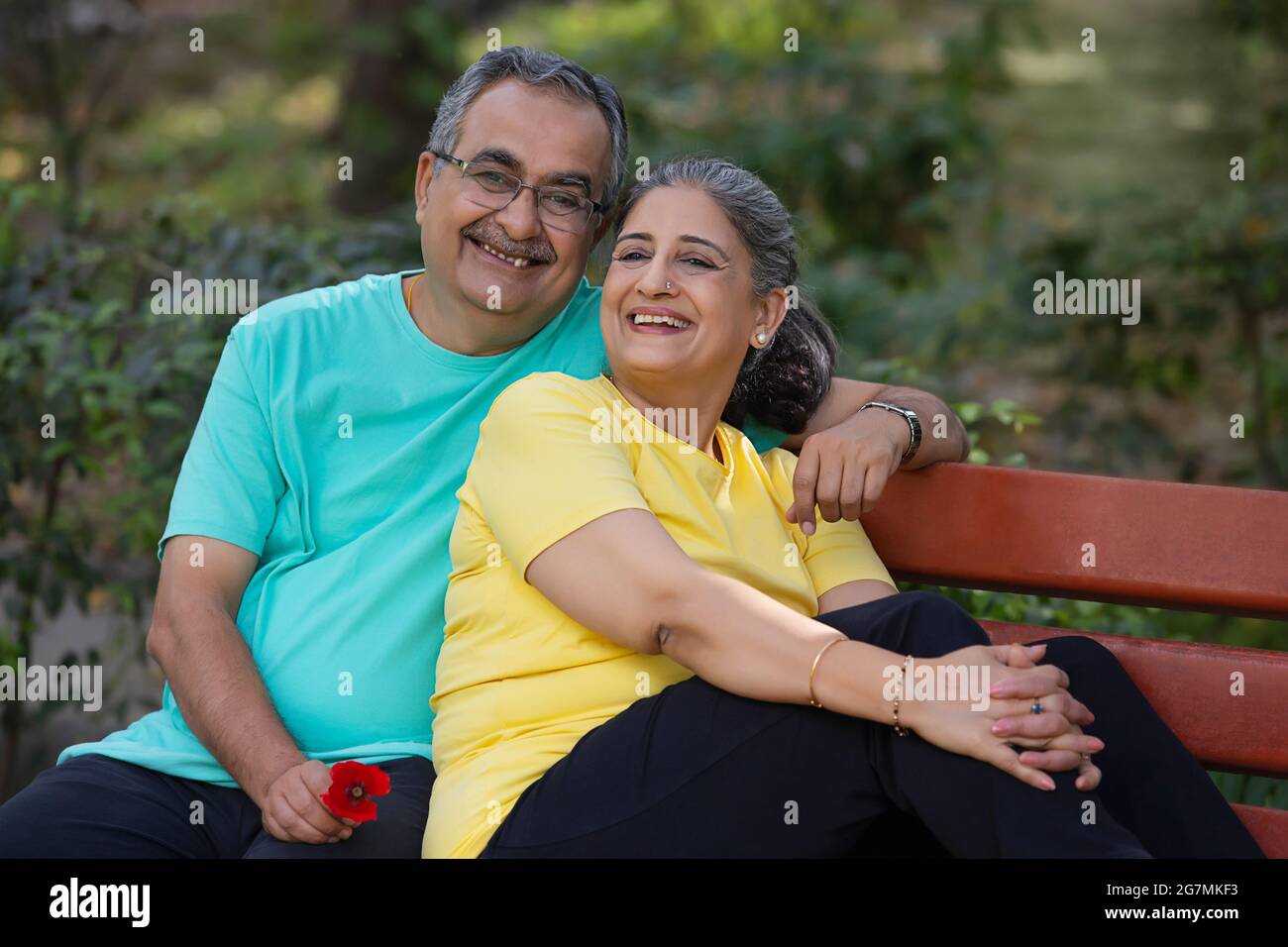 Indian couple sitting on bench hi-res stock photography and images - Alamy