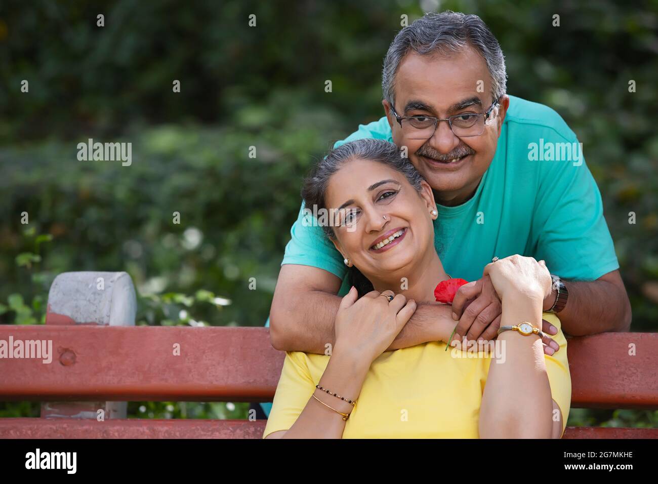 Old indian couple embracing hi-res stock photography and images - Alamy