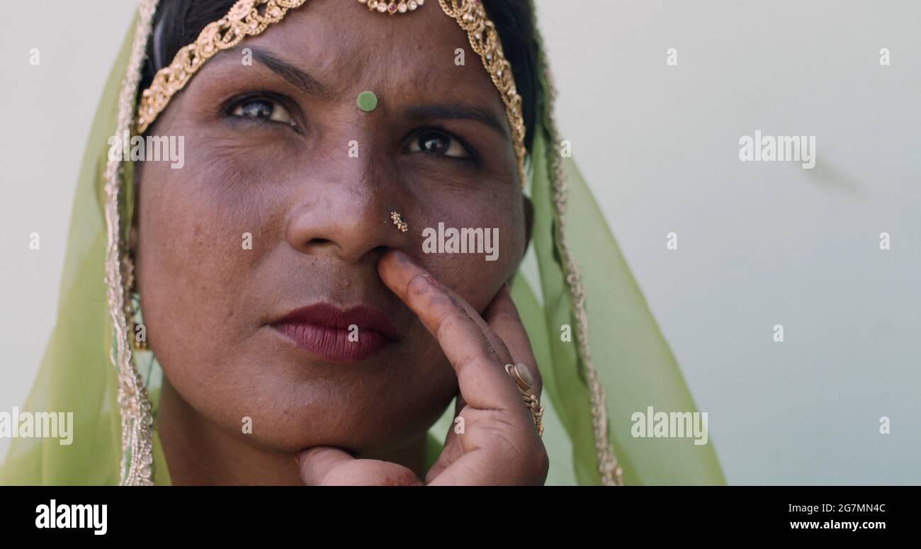 Indian woman wearing green sari hi-res stock photography and images - Alamy