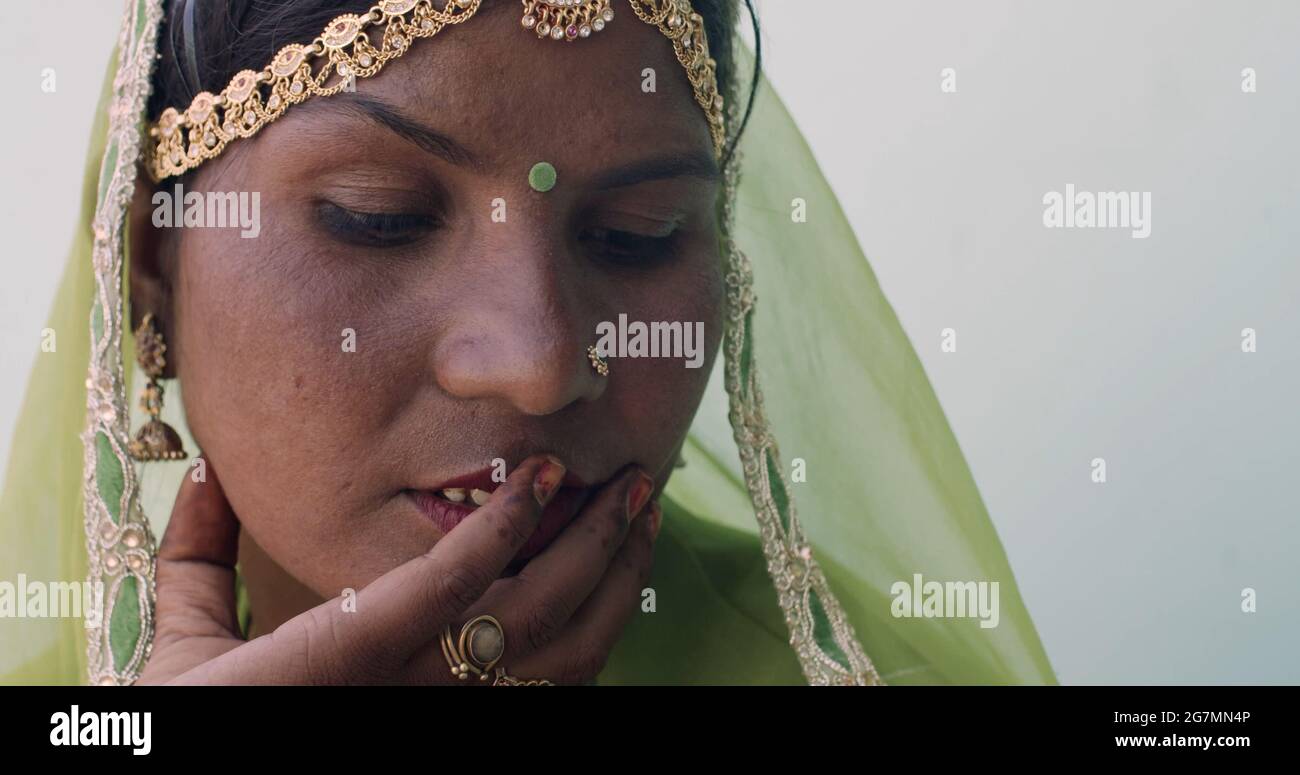 Indian woman wearing green sari hi-res stock photography and images - Alamy