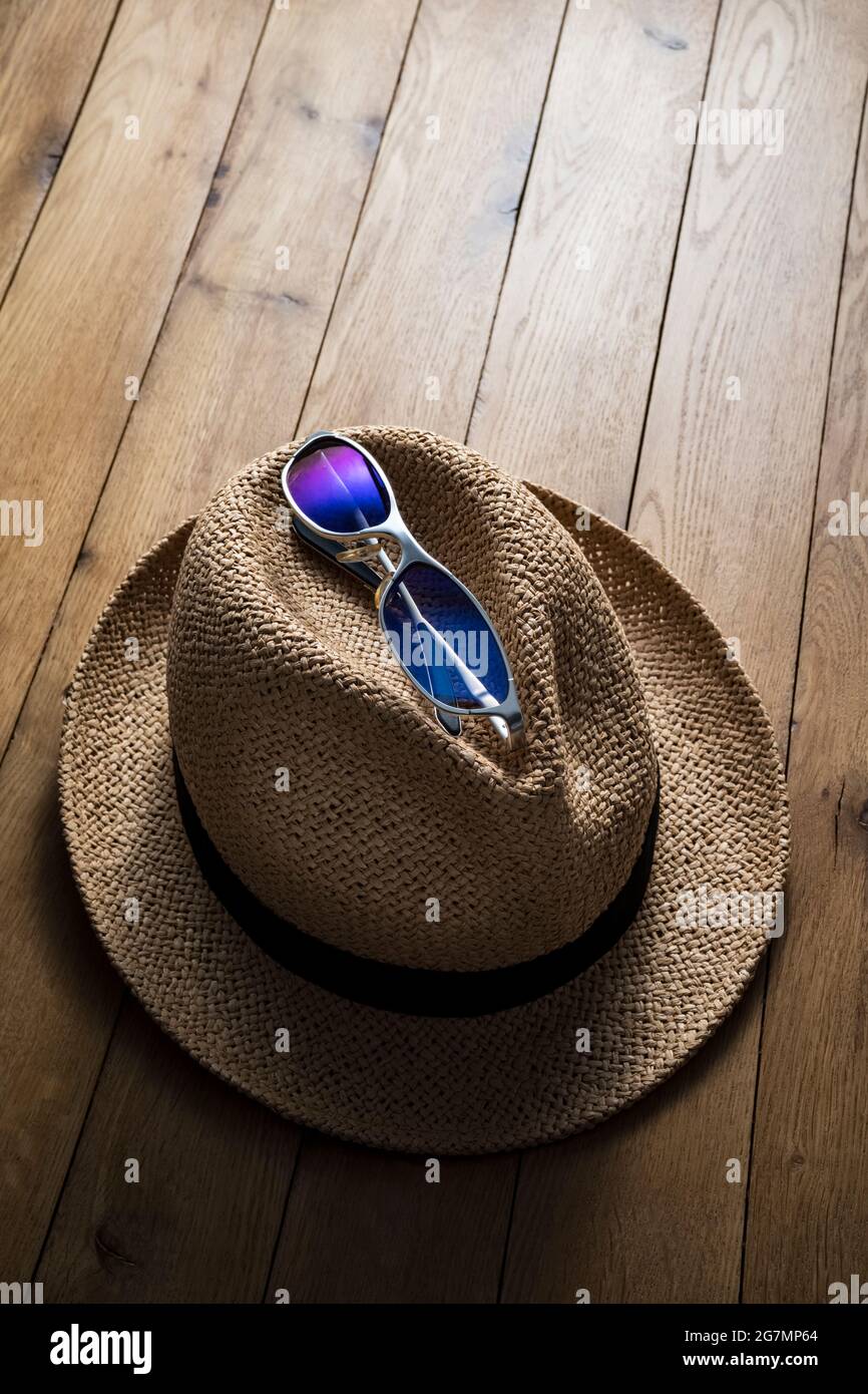 Straw hat and sunglasses Stock Photo - Alamy