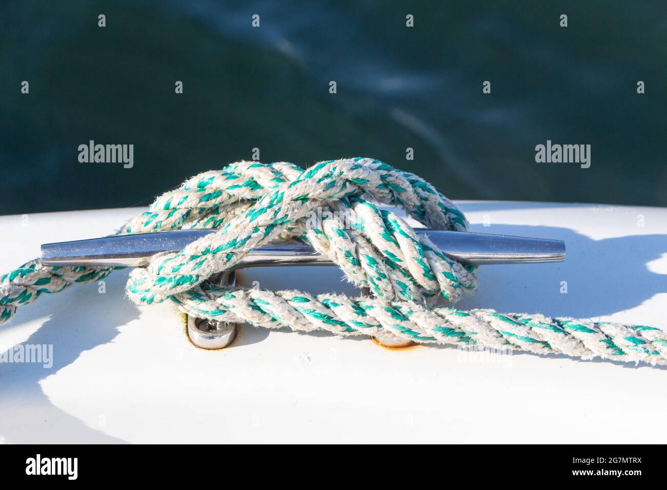 Knot with a rope on a boat's cleat Stock Photo Alamy