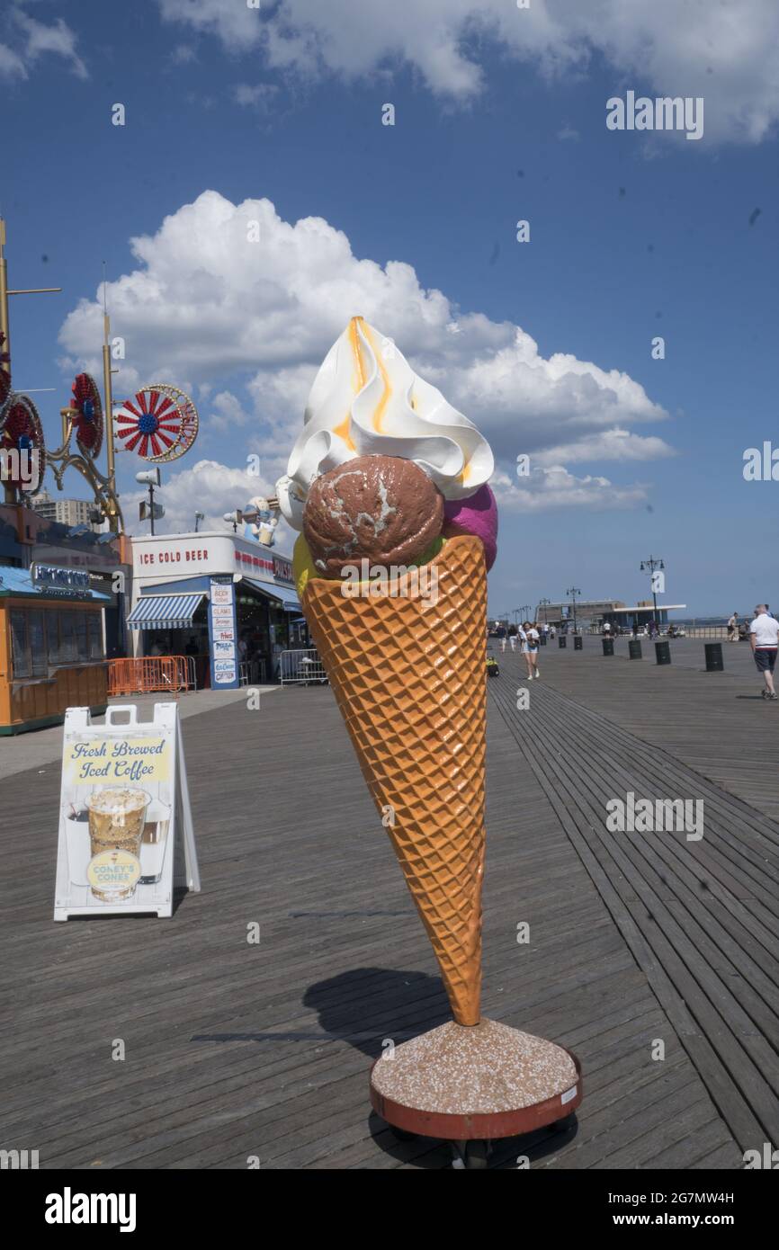 Ice cream box hi-res stock photography and images - Alamy