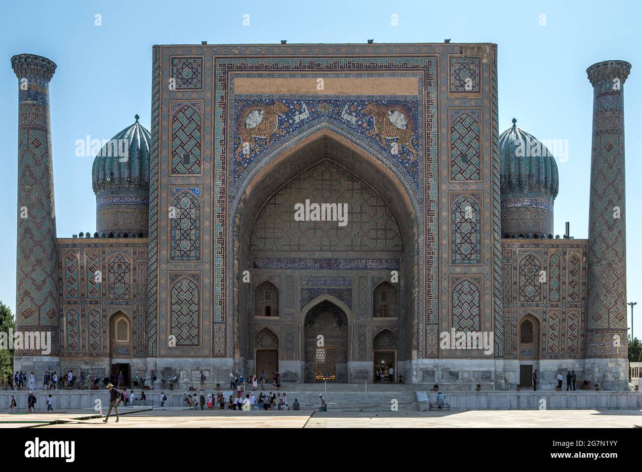 Sher-Dor Madrasah, showing Persian Mithraic & Zoroastrianism religious motifs, Registan complex, Samarkand, Uzbekistan Stock Photo