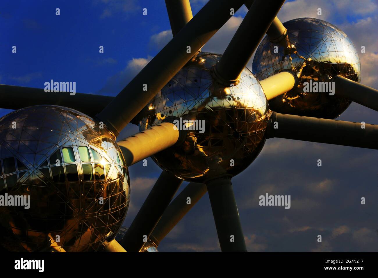 Atomium - Darstellung einer chemischen Verbindung aus Aluminium  im weltbekannten Bauwerk in Brüssel anlässlich einer Expo in Belgien Stock Photo