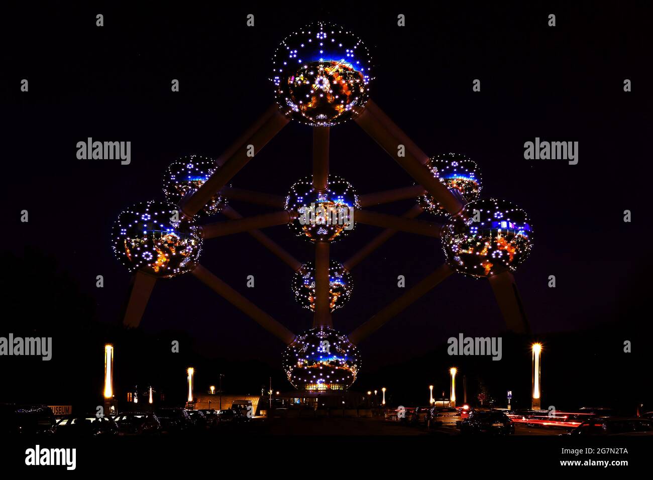 Atomium - Darstellung einer chemischen Verbindung aus Aluminium  im weltbekannten Bauwerk in Brüssel anlässlich einer Expo in Belgien Stock Photo