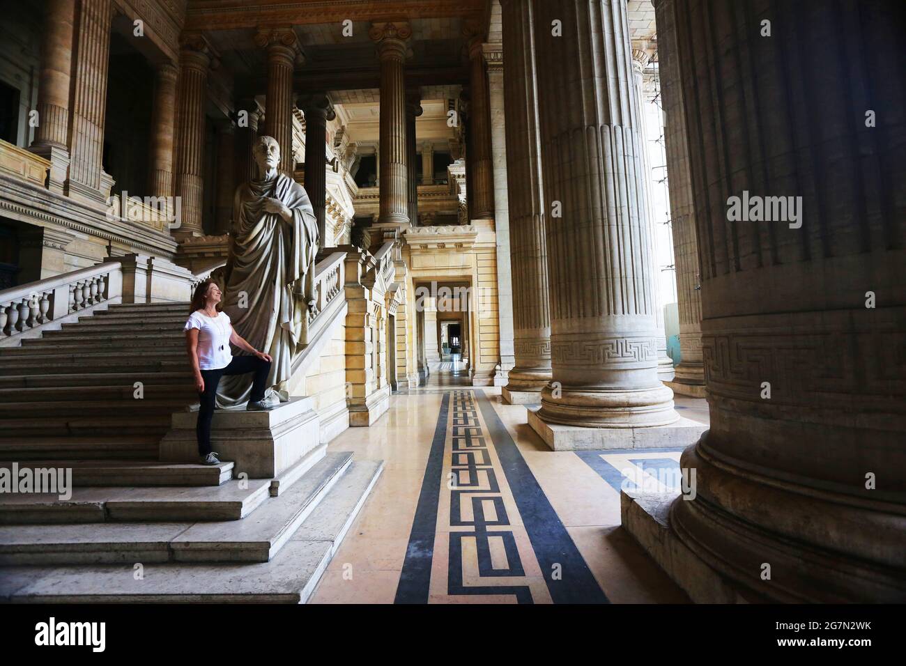 Brüssel, Blick auf die geometrisch angeordneten Linien des Treppenaufgangs im historischen Justizpalast in der Innenstand von Brüssel, Belgien! Stock Photo