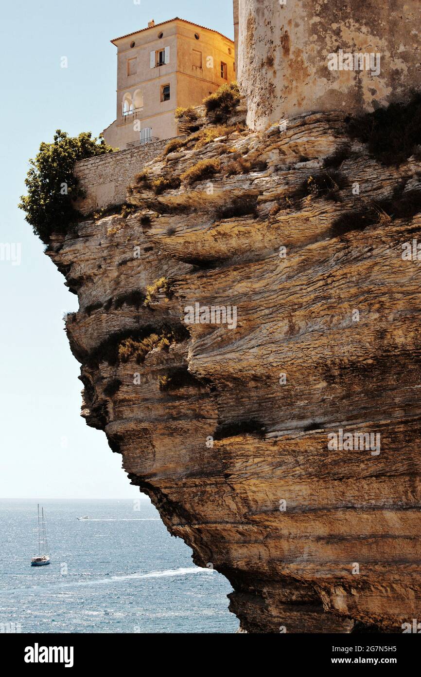 FRANCE. CORSE DU SUD (2A) BONIFACIO CITADEL PERCHED ON CLIFFS Stock Photo