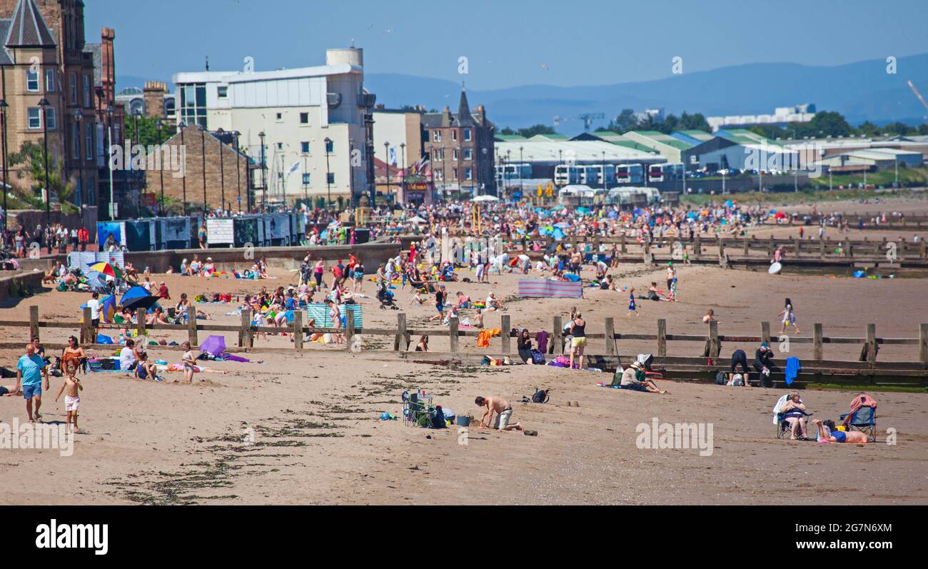 Portobello, Edinburgh, Scotland, UK weather. 15th July 2021. Hot and