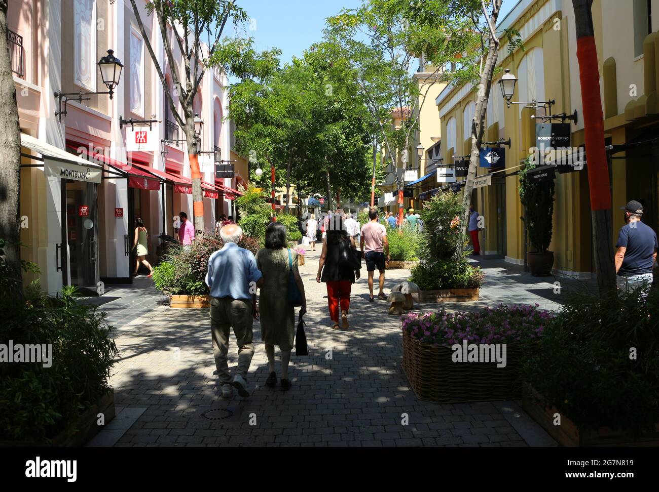 Las Rozas open air outlet shopping mall Madrid Spain Summer Stock Photo -  Alamy